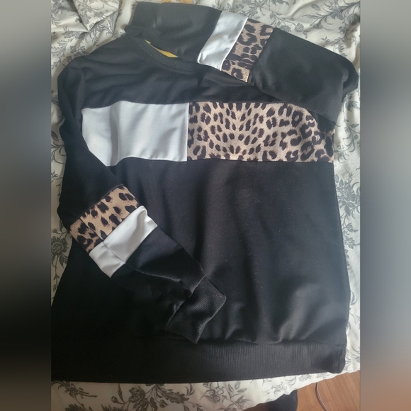 Sweater, Size L - Picture 3 of 3